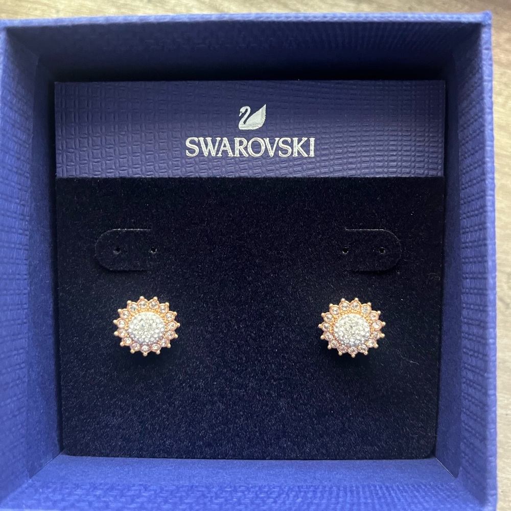 NWT Swarovski PE stud flower earrings. Never worn